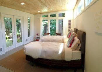 Nectar Yoga B&B On Bowen Island Horseshoe Bay Extérieur photo